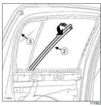 Renault Clio. Rear side door fixed window: Removal - Refitting