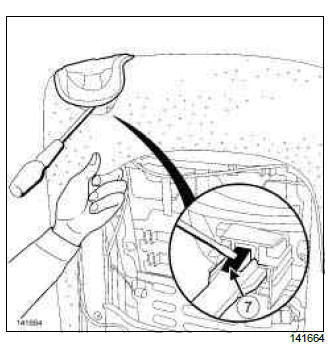 Renault Clio. Rear seat access mechanisms: Removal - Refitting