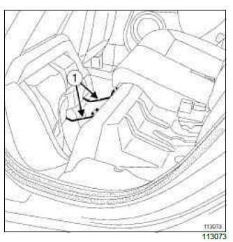 Renault Clio. 1/3 and 2/3 rear bench seat base trim: Removal - Refitting