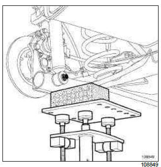 Renault Clio. Rear suspension spring: Removal - Refitting