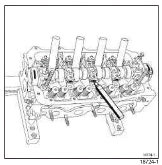 Renault Clio. Camshaft: Removal - Refitting