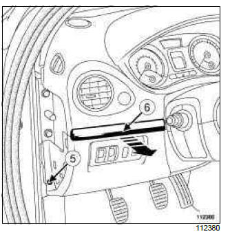 Renault Clio. Front footwell air distribution duct: Removal - Refitting