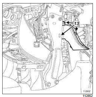 Renault Clio. Front footwell air distribution duct: Removal - Refitting