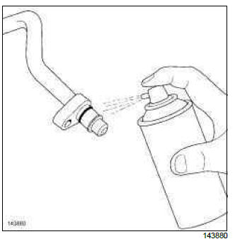 Renault Clio. Expansion valve - intermediate pipe connecting pipe at the expansion valve outlet: Removal - Refitting