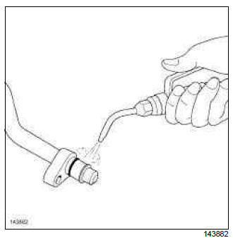 Renault Clio. Expansion valve - intermediate pipe connecting pipe at the expansion valve outlet: Removal - Refitting