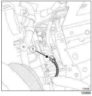 Renault Clio. Reverse gear switch: Removal - Refitting