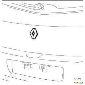 Renault Clio. Rear badges: Removal - Refitting