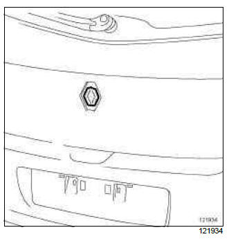 Renault Clio. Rear badges: Removal - Refitting