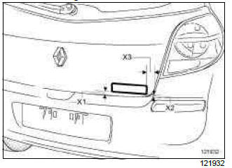 Renault Clio. Rear badges: Removal - Refitting