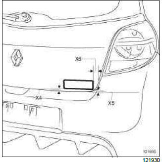 Renault Clio. Rear badges: Removal - Refitting