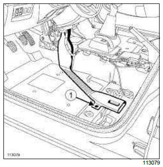 Renault Clio. Centre floor side soundproofing: Removal - Refitting