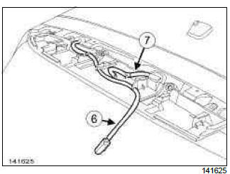 Renault Clio. Tailgate spoiler: Removal - Refitting