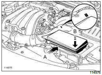 Renault Clio. Throttle valve: Removal - Refitting