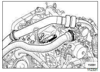 Renault Clio. Turbocharger oil pipe: Removal - Refitting