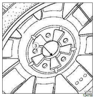 Renault Clio. Wheel: Removal - Refitting