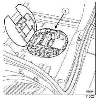 Renault Clio. Emergency spare wheel winch: Removal - Refitting